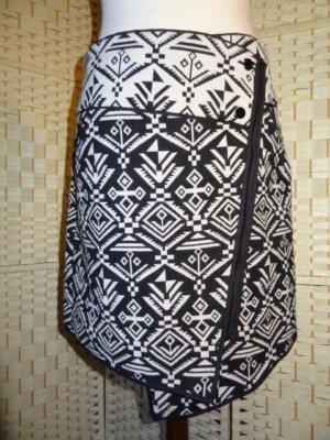 Saia assimétrica preta e marfim com estampa asteca/tribal para Cynthia tamanho 10 (EUA 8) - Imagem 1 de 4