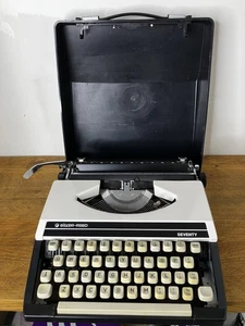 Silver Reed Seventy’ Vintage Retro Portable Typewriter - Working With Case - Picture 1 of 8