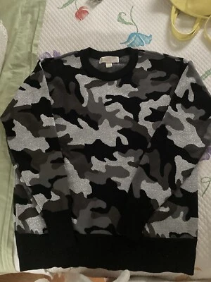 Suéter de mujer gris y negro con looks militares.  Divertido elegante o informal Foto 1 de 4