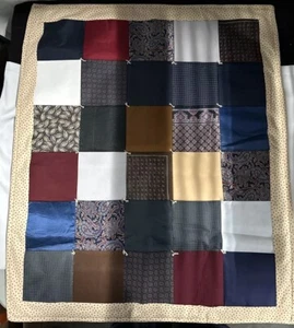 Handgefertigte Decke aus Krawatten 35”x30,5” - Bild 1 von 9