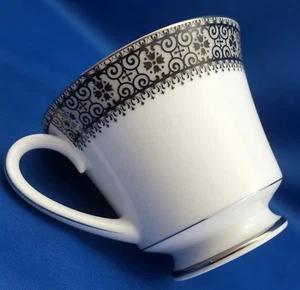 Noritake Segovia Teetasse mit Fuß 8 Unzen schwarze Schriftrollen auf grauem Band Platin 2216 - Bild 1 von 7