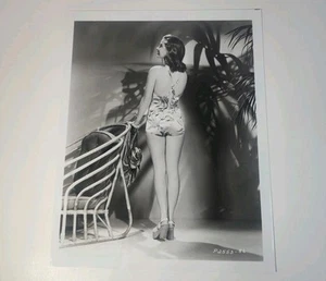 Susan Hayward neben Bambusstuhl 8 x 10 Schwarzweiß Foto Schauspielerin Pin Up - Bild 1 von 1