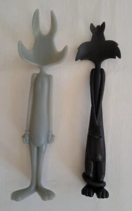 LOONEY TUNES PLASTIC SALAD TONGS SYLVESTER CAT & BUGS BUNNY WARNER BROS. - Picture 1 of 6