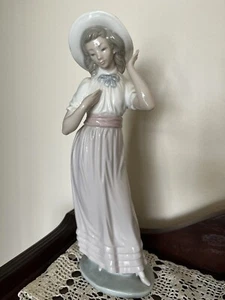 Lladro Nao "Lady with Flower" “Suzy”Made in Spain Height 12” X 5” Figurine - Picture 1 of 5