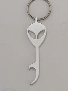 ABRIDOR DE BOTELLAS Y LLAVERO ALIEN HEAD METAL ALUMINIO PLATEADO  - Imagen 1 de 3