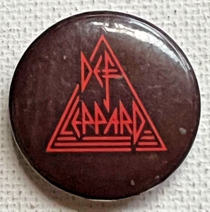 VINTAGE DEF LEPPARD 1980’S BLACK RED BUTTON PIN BADGE - Picture 1 of 3