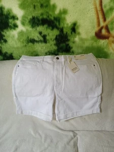 Women's Plus Sized 20 White a.n.a Shorts . Brand New ! - Picture 1 of 5