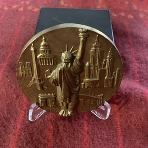 FREIHEITSSTATUE 2004 - Eiffelturm Bronzemedaille Eiffel & Bartholdl mit Ständer - Box - Bild 1 von 7
