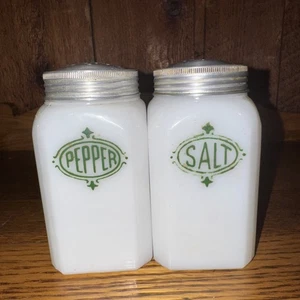 VINTAGE 1940S HAZEL ATLAS CHEF BOYARDEE RANGE SHAKERS SALT & PEPPER~Green Letter - Picture 1 of 12