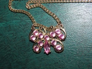 BUTTERFLY PENDANT NECKLACE PINK RHINESTONES VINTAGE 70s GOLD TONE 28" CHAIN - Picture 1 of 3