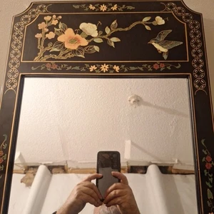Espejo oriental vintage de laca negra con motivo de paisaje chinoiserie pintado a mano - Imagen 1 de 7
