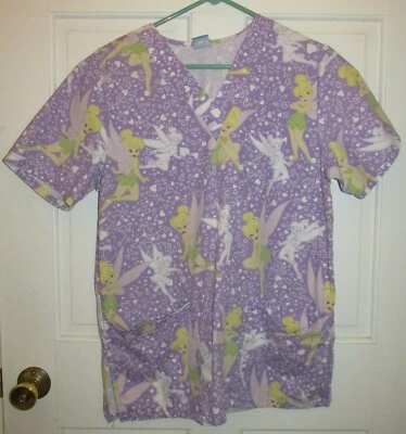 迪士尼女式 Tinkerbelle 紫色图形印花医疗护理磨砂上衣 S 码 — 第 1/4 张图片