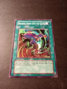 Yu-Gi-Oh! Carta Magia Comune Trascinata Fino Alla Tomba DCR-084 LP - Foto 1 di 1