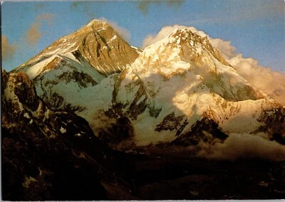 Cubierta RPPC Nepal Mt Everest 1977 firmada y transportada por tripulación de expedición alemana Foto 1 de 2