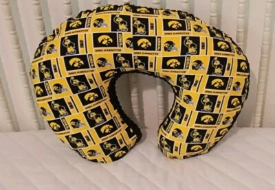 Funda de almohada Boppy hecha con Iowa Hawkeyes nido de abeja polar negro  Foto 1 de 3