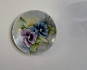 Vintage porcelain trinket dish holder handpainted pansies purple blue flowers - Imagen 1 de 5