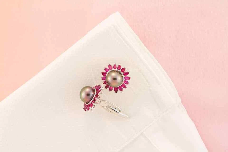 Feature Two Lustrous South Sea Pearl With Pink Marquise Ruby Cluster Cufflinks Foto 1 de 1