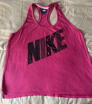 Camiseta sin mangas deportiva para mujer Nike rosa peluca gráfica talla grande Foto 1 de 4