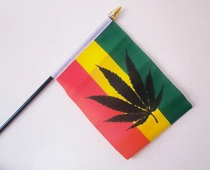 BANDERA PEQUEÑA DE CANNABIS REGGAE ONDEANDO A MANO 6""X4"" banderas RASTAFARIAN RASTA - Imagen 1 de 1