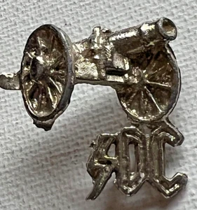 CAÑÓN AC DC TONO PLATA 'AC' BROCHE DE PASADOR ROTO PIN INSIGNIA - Imagen 1 de 4