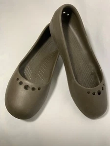 Zapatos planos Crocs Prima bailarina marrón para mujer 9 sin cordones - Imagen 1 de 5