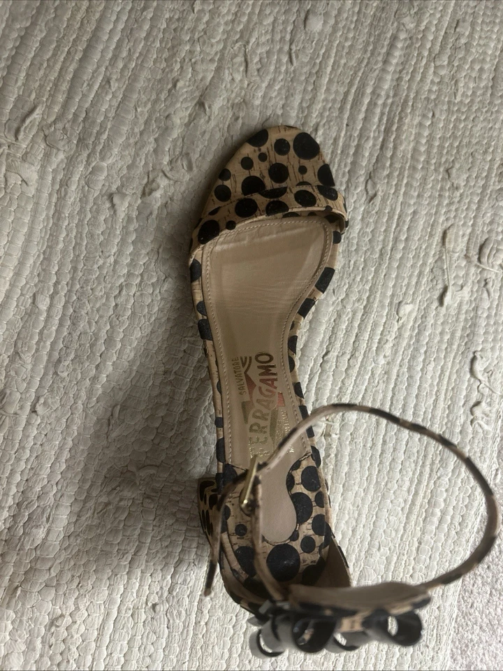 Sandálias femininas Ferragamo tamanho 8 pontos pretos couro e cortiça - Imagem 1 de 4