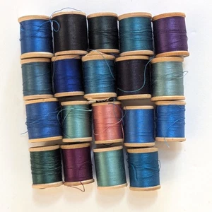MIxed Lot 19 Partial Wooden Spools of Vintage Thread Blues Greens And More - Picture 1 of 3