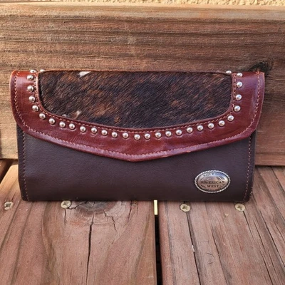 Бумажник на кнопках из натуральной кожи American West коричневый цвет для икры/коровы волосы на шкуре с заклепками  - Изображение 1 из 4
