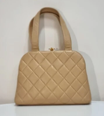 Bolso de mano Chanel acolchado piel de cordero matelasse. Muy raro y en perfecto estado. Foto 1 de 4