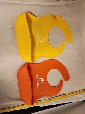 Lote de dos (2) baberos de bebé MomCozy de silicona amarillos y naranjas Foto 1 de 4