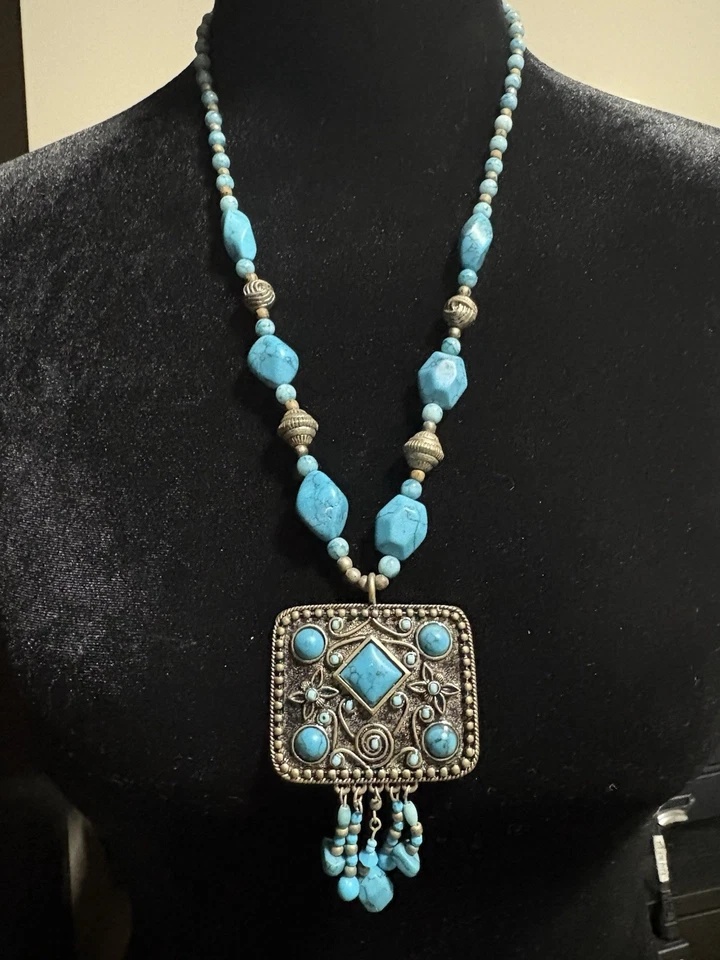 Hermoso collar turquesa y tonos plata. Excelente estado. Foto 1 de 1