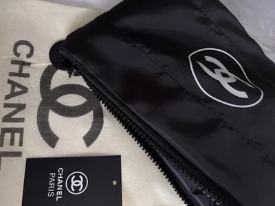 Bolsa grande de cosméticos Chanel Beaute GWP negra marca CC hinchada Foto 1 de 4