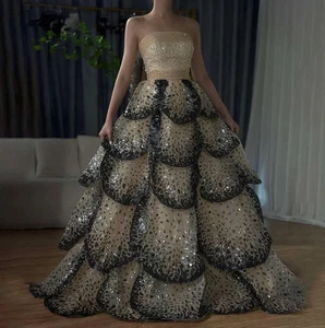 Vestidos de noche saudíes negros desnudos sin tirantes con volantes brillantes de lentejuelas en capas - Imagen 1 de 8