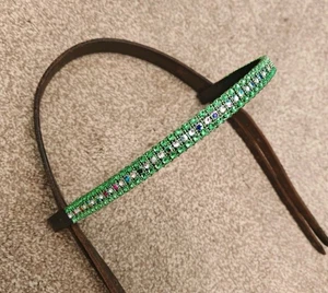 BANDA PARA CEJAS Gema Multicolor Verde Completa 16" Cuero Marrón. Show Bling. Diamante - Imagen 1 de 4