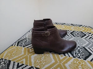 EUC Brown Clarks Malia Hawthorn Leather Ankle Boots Size 7 E Wide EU 41 - Picture 1 of 14