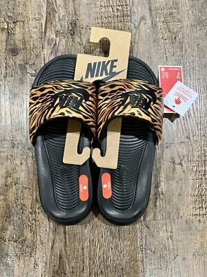 Nike Mujer Victori One Estampado Diapositivas CN9676-010 Negro/Marrón Talla 7 Nuevo Con Etiquetas Foto 1 de 4