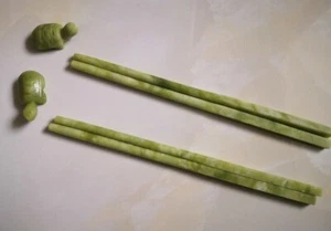 2 Paar Nephrit Spinat natürliche Jade Vintage chinesische Essstäbchen + Halterung - Bild 1 von 3