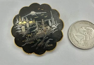 Broche Vintage Grande Shakudo Japonés Damasceno Pueblo Escénico Tono Dorado por K24 - Imagen 1 de 8