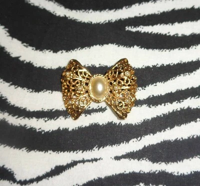 ¡HERMOSO ALFILER DE LAZO VINTAGE TONO DORADO CON PERLAS DE IMITACIÓN! ¡TAN ÚNICO E IMPRESIONANTE! Foto 1 de 4
