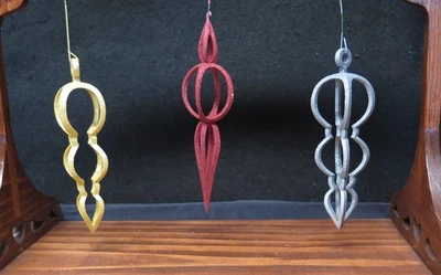 Enfeites de árvore feitos à mão de madeira cortada em composto. Lote de três - Imagem 1 de 4