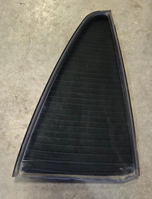 Cuarto de vidrio de ventana de ventilación de puerta trasera derecha Toyota 4Runner 2003-2009 OEM Foto 1 de 4