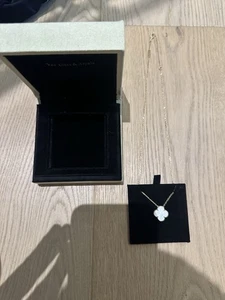 Van Cleef & Arpels Vintage Alhambra Pendant Set Yellow Gold with Mother of Pearl - Picture 1 of 5