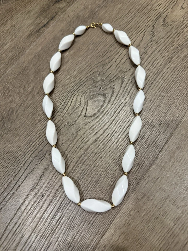 "Collar vintage blanco grueso con cuentas tono dorado 10""" Foto 1 de 3