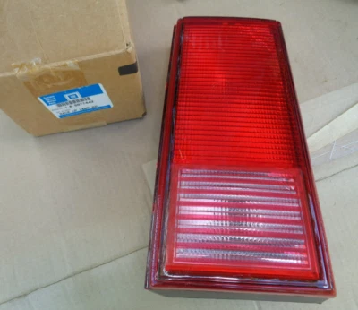 НОВЫЙ ИЗ СТАРЫХ ЗАПАСОВ 1996-1998 BUICK SKYLARK ЗАДНИЙ ФОНАРЬ ПРАВАЯ СТОРОНА С ГНЕЗДОМ И РЕМНЕМ НОВЫЙ OEM GM 5977442 - Изображение 1 из 4