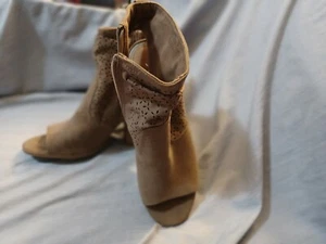 Sugar Women's Veruca Peep Toe Lazer Cut Detail Faux Suede Bootie Sz 9 - Picture 1 of 6