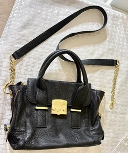 Cartera Steve Madden de cuero PU negra de 12" x 8", aprox. Correa ajustable 25" - Imagen 1 de 15