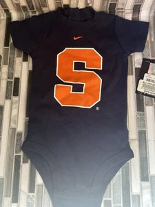 Neu mit Etikett NCAA Syracuse orangefarbener Body Baby Größe 3/6 Monate blau - Bild 1 von 8