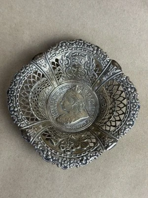 1897 GREAT BRITAIN SILVER QUEEN VICTORIA JUBILEE MEDAL IN PIERCED BOWL - Image 1 of 4