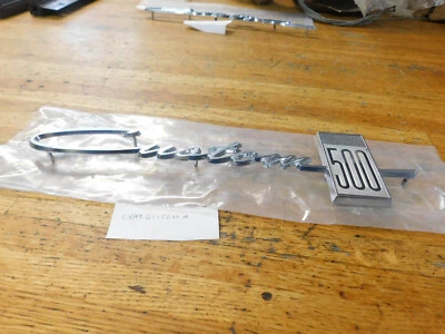 НОВЫЙ ИЗ СТАРЫХ ЗАПАСОВ 1964 FORD GALAXIE ПОЛЬЗОВАТЕЛЬСКИЙ 500 ЧЕТВЕРТЬ ПАНЕЛИ ЭМБЛЕМА ШИЛЬДИК RH C4AZ6225622A - Изображение 1 из 3