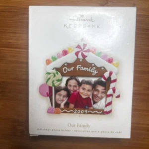2009 Hallmark Keepsake Ornament “Our Family”  Photo Holder Gingerbread House - Picture 1 of 7